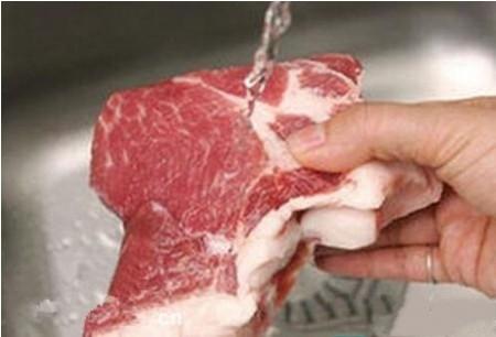 無論清洗什麼肉，別再用清水洗，大廚教我絕招，髒東西自己跑出來