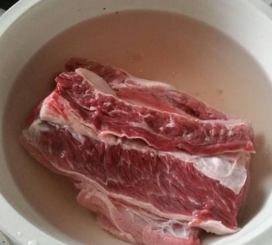 無論清洗什麼肉，別再用清水洗，大廚教我絕招，髒東西自己跑出來
