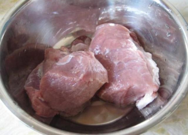 無論清洗什麼肉，別再用清水洗，大廚教我絕招，髒東西自己跑出來