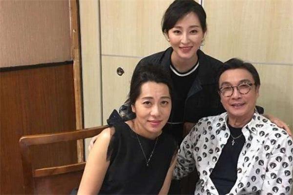 不老男神43歲「娶小20歲嬌妻」一生無子　「38年侍母至孝」憶亡母後悔：50歲第一次抱媽媽