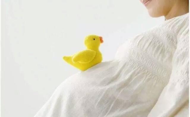 婆婆摳門不讓兒媳剖腹產，兒媳冒險生出孩子後，婆婆追悔莫及