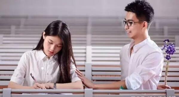結婚時「不見了」二十年的父親送我車房，我照單全收後自打臉