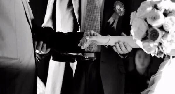 結婚時「不見了」二十年的父親送我車房，我照單全收後自打臉