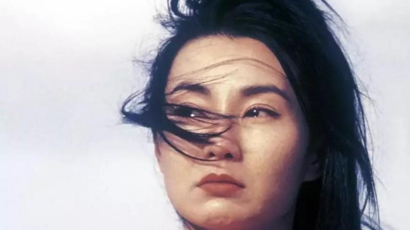 張曼玉孤苦：55歲丑掉渣，沒人敢要！「排骨胸」凹陷，女神「已死」！