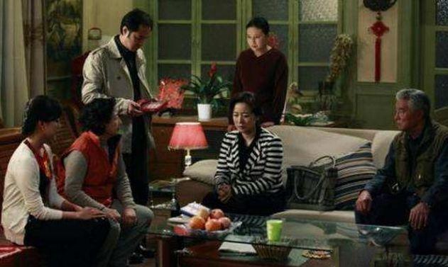 妻子坐月子，丈夫騙她說出差，回來看到家裡一屋的人，丈夫愣住了