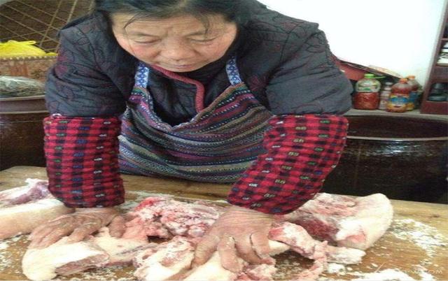 鄉下老母送來一袋臘肉，女兒嫌難吃放冰箱，半年後打開袋子我哭了