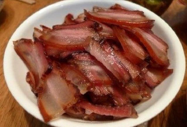 鄉下老母送來一袋臘肉，女兒嫌難吃放冰箱，半年後打開袋子我哭了