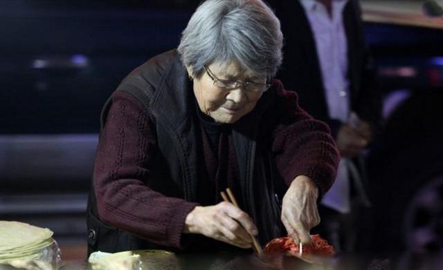 妻子不孕丈夫離婚再娶，多年後遇到岳母擺攤，看到一旁小孩哭斷腸