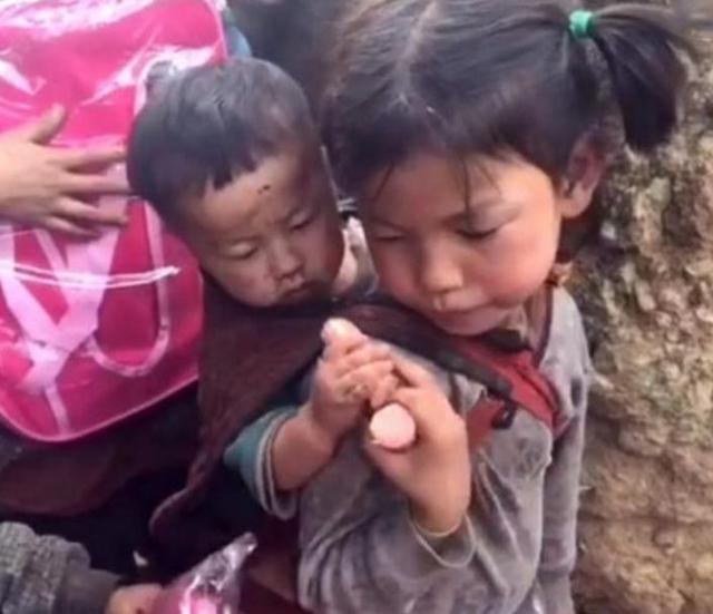 老太去兩個孩子家，每次到小兒子家吃飯卻不夾菜，原因讓人紅了眼