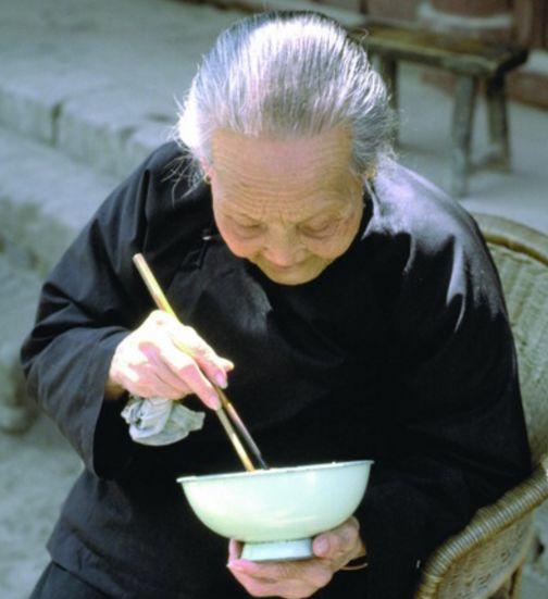 老太去兩個孩子家，每次到小兒子家吃飯卻不夾菜，原因讓人紅了眼