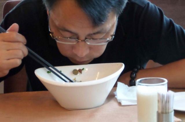 老人去城裡看病，養子吃飯沒叫他，養子走後，他走進廚房愣住了