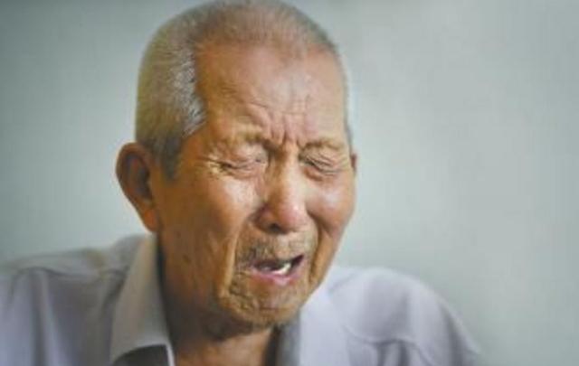 老人去城裡看病，養子吃飯沒叫他，養子走後，他走進廚房愣住了