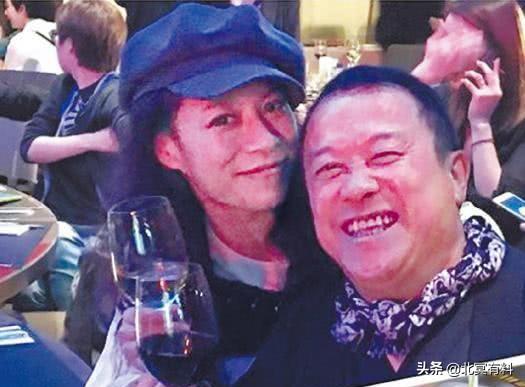 曾志偉妻子罕見露臉，與准兒媳逛街相處融洽，她性格溫和獨居20年