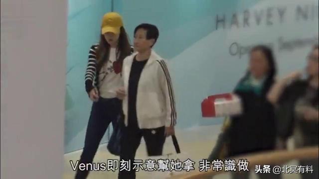 曾志偉妻子罕見露臉，與准兒媳逛街相處融洽，她性格溫和獨居20年