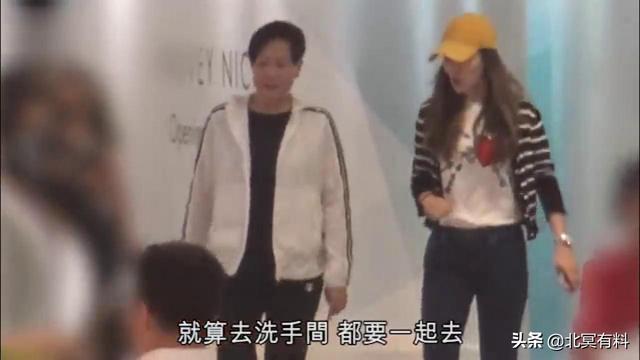 曾志偉妻子罕見露臉，與准兒媳逛街相處融洽，她性格溫和獨居20年