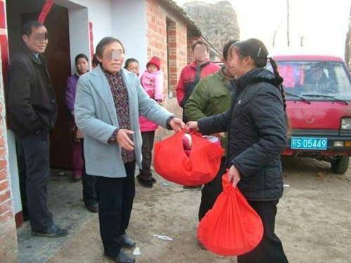 女婿從不陪女兒回娘家，心疼女兒上門責罵，外孫說句話我打女一巴