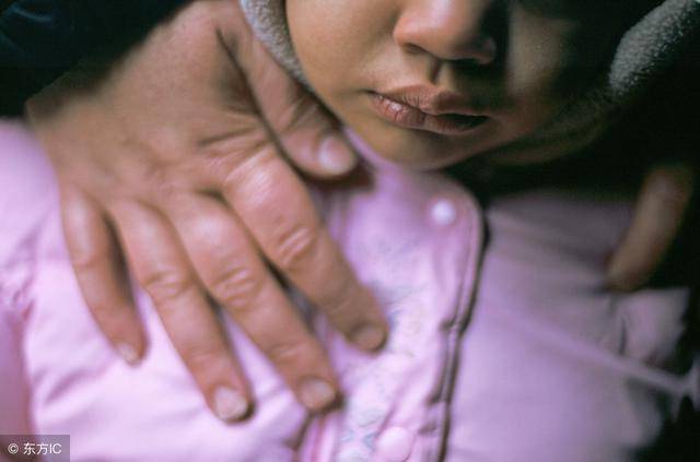 女婿從不陪女兒回娘家，心疼女兒上門責罵，外孫說句話我打女一巴