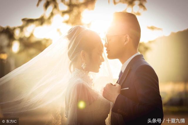 我帶兩千塊禮物見公婆，婆婆塞大紅包，打開知道真相，我怒提分手