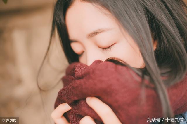 我帶兩千塊禮物見公婆，婆婆塞大紅包，打開知道真相，我怒提分手