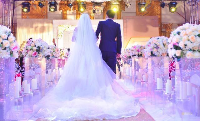 弟弟結婚姐姐給5萬，姐姐生孩子，母親給個小紅包，拆開後紅了眼