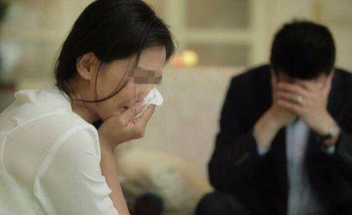 前妻上門給母親賀壽，飯桌上母親一直踢我，抬頭一看我流淚