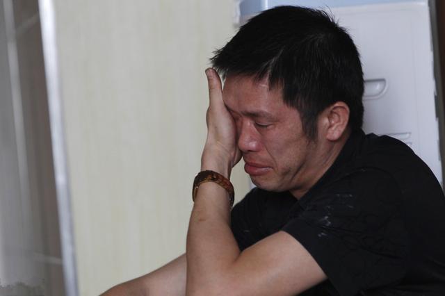 離婚後，兒子偷偷拿父親手機給媽媽發信息，看到回復父親紅了眼