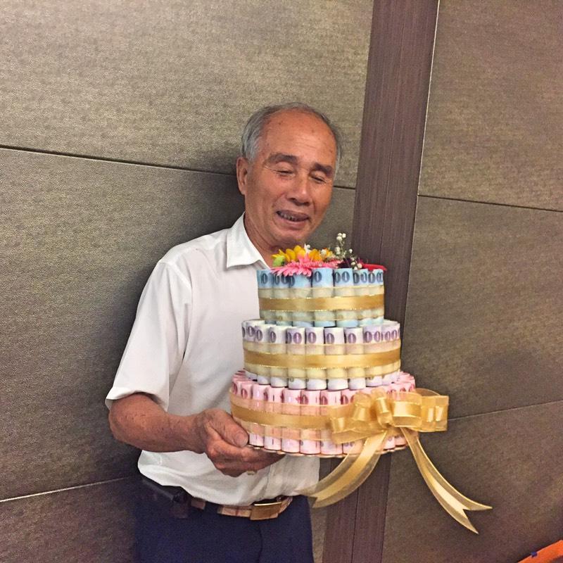 阿公80大壽！孫女霸氣送上用「鈔票堆成的蛋糕」，當她說出「金額有多少」，阿公笑到合不攏嘴！