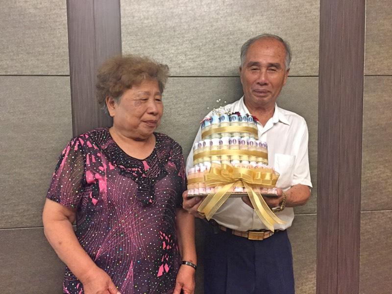 阿公80大壽！孫女霸氣送上用「鈔票堆成的蛋糕」，當她說出「金額有多少」，阿公笑到合不攏嘴！