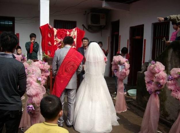 我媽出錢湊首付，房產證卻沒我名，婚禮上我媽的話讓婆婆臉面無存