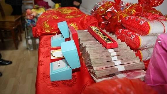 我媽出錢湊首付，房產證卻沒我名，婚禮上我媽的話讓婆婆臉面無存