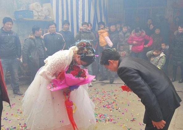 和女友準備結婚，岳母開口要30萬禮金，兩年後我慶幸自己沒娶她