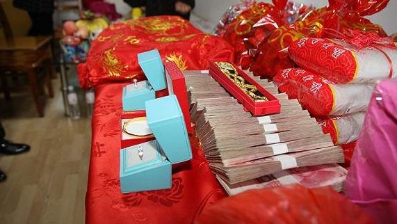 和女友準備結婚，岳母開口要30萬禮金，兩年後我慶幸自己沒娶她