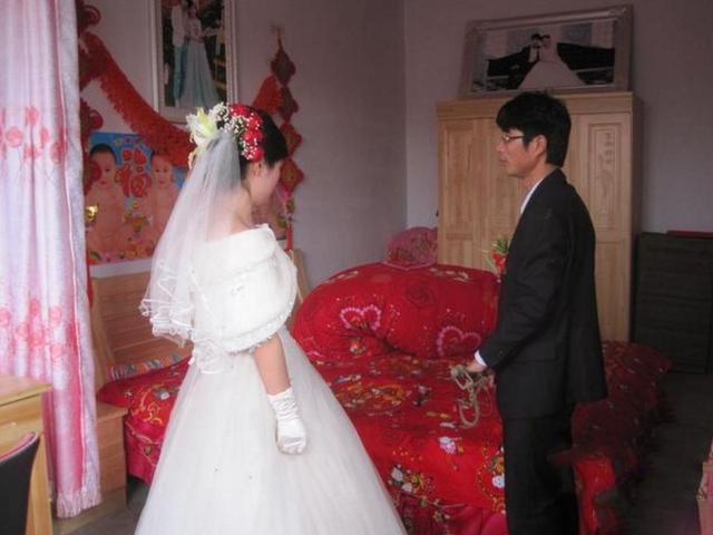 妹妹出嫁我回家送親，婚禮上見到妹夫，我拉著妹妹說這婚不能結！