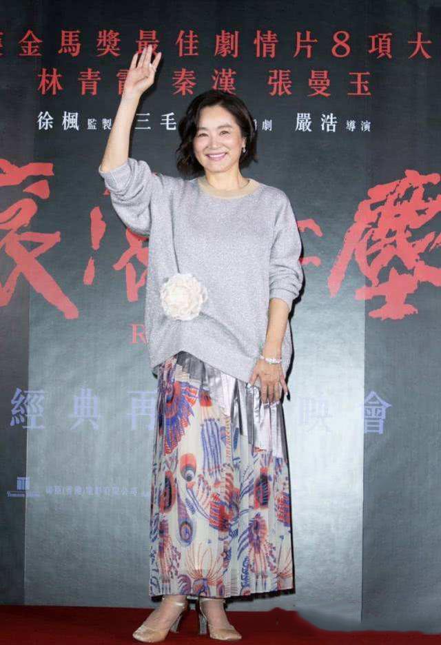 65歲林青霞「素顏」旅遊被偶遇，一襲「白裙」優雅氣質佳，魅力絲毫不輸當年！