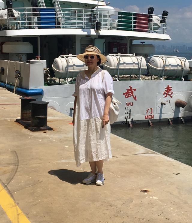 65歲林青霞「素顏」旅遊被偶遇，一襲「白裙」優雅氣質佳，魅力絲毫不輸當年！
