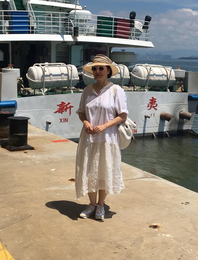 65歲林青霞「素顏」旅遊被偶遇，一襲「白裙」優雅氣質佳，魅力絲毫不輸當年！