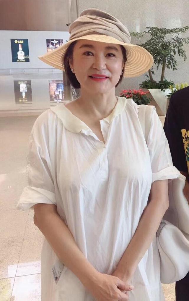 65歲林青霞「素顏」旅遊被偶遇，一襲「白裙」優雅氣質佳，魅力絲毫不輸當年！