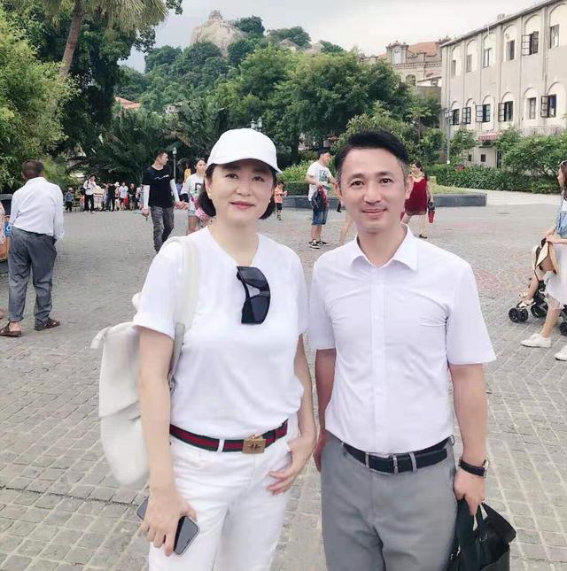 65歲林青霞「素顏」旅遊被偶遇，一襲「白裙」優雅氣質佳，魅力絲毫不輸當年！