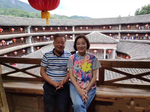 65歲林青霞「素顏」旅遊被偶遇，一襲「白裙」優雅氣質佳，魅力絲毫不輸當年！