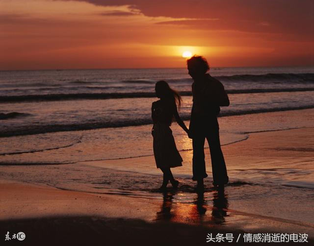 帶著女友回家爸媽高興壞了，去了一趟陽台，我嚇得要分手