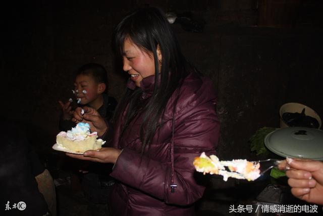 兒子生日岳母送手工衣服，我媽卻一臉嫌棄，半年後她送了我一張卡