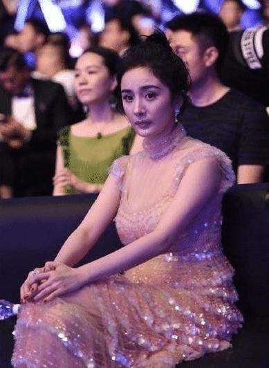 楊冪為什麼只愛穿裙子，不愛穿褲子？看到照片後大家瞬間就明白了！