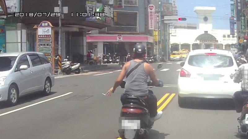24歲就買了套房與賓士，他很驕傲做這份工作，但遭到女友狠狠鄙視嗆「你這份工作好丟臉」