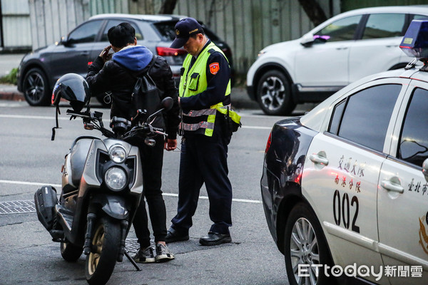 24歲就買了套房與賓士，他很驕傲做這份工作，但遭到女友狠狠鄙視嗆「你這份工作好丟臉」