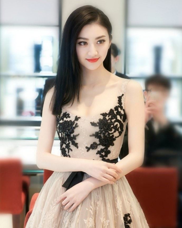 不給甄子丹面子，景甜拒摟！ 這個女人真不簡單，她到底什麼背景？