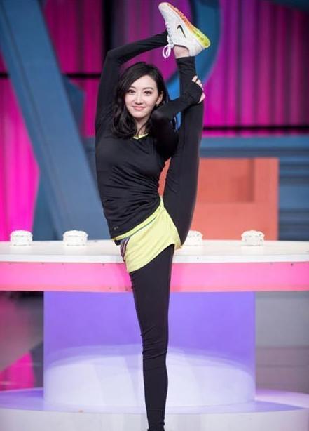 不給甄子丹面子，景甜拒摟！ 這個女人真不簡單，她到底什麼背景？