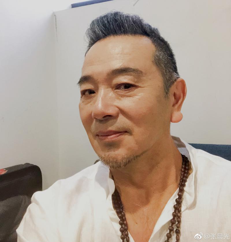 62歲張晨光「健康亮紅燈」，「暴瘦照」曝光粉絲擔心！他感嘆：「越老心越慌…」