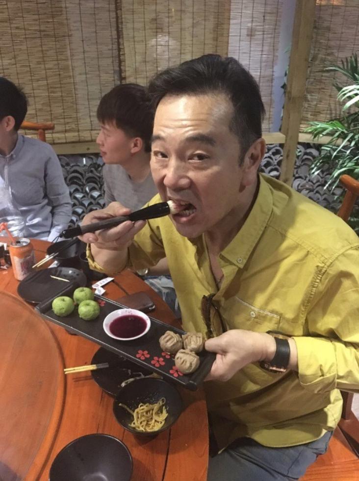 62歲張晨光「健康亮紅燈」，「暴瘦照」曝光粉絲擔心！他感嘆：「越老心越慌…」