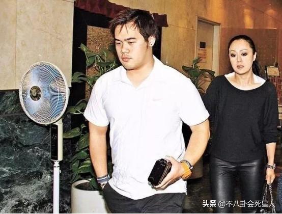 鍾鎮濤29歲兒子疑想自殺，發文稱常年經歷痛苦，鍾鎮濤回應惹眾怒！ 