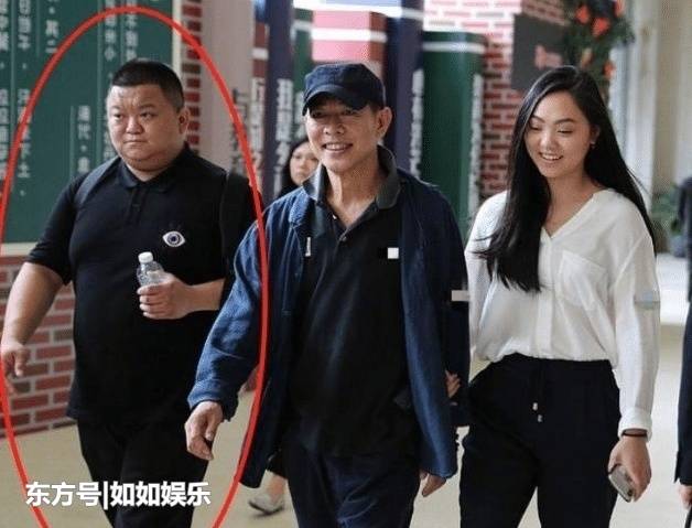 李連傑帶女兒和馬雲吃飯，身後穿黑衣的胖子是誰？說出來你都不信！